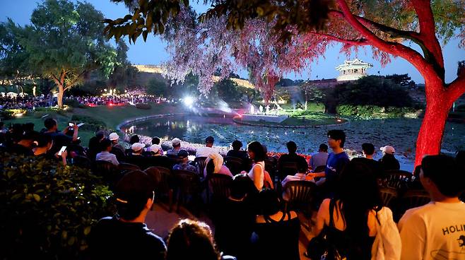 ▲ 지난 6월 15일 오후 수원시 팔달구 수원화성 일대에서 열린 '2025 수원 국가유산 야행(夜行)'. /인천일보 DB