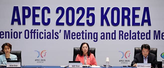 ▲ 12일 인천 연수구 송도컨벤시아에서 열린 APEC 여성경제회의 고위급 정책대화에 참석한 신영숙 여성가족부 장관 직무대행 차관이 개회사를 하고 있다. /이재민 기자 leejm@incheonilbo.com
