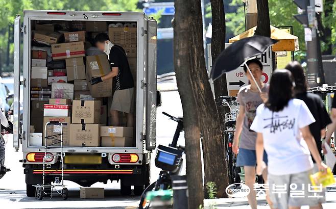 '택배 없는 날'을 이틀 앞둔 12일 오후 수원시 영통구의 한 도로변에서 택배노동자가 배송할 택배들을 정리하고 있다. 김경민기자