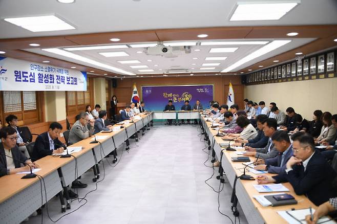 부여군이 11일 '원도심 활성화 전략 보고회'를 열고 지역소멸 위기 극복을 위한 실천방안을 논의했다.