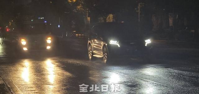 비에 젖은 도로를 운전하고 있는 차량들. 김문경 기자