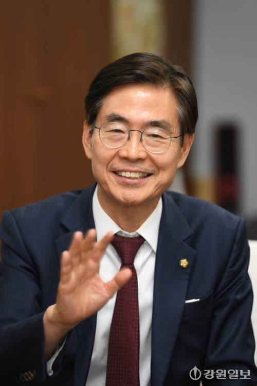 ◇국민의힘 당 대표에 출마한 조경태 의원이 11일 강원일보를 방문, 박진오 사장과 환담을 나누고 있다. 조 의원은 이날 서울 서초구 서울고등검찰청에 마련된 내란특검 사무실로 참고인 조사를 위해 출석했다. 김남덕기자 2025.8.11