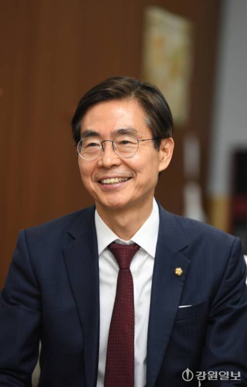 국민의힘 당 대표에 출마한 조경태 의원이 11일 강원일보를 방문, 박진오 사장과 환담을 나누고 있다. 조 의원은 이날 서울 서초구 서울고등검찰청에 마련된 내란특검 사무실로 참고인 조사를 위해 출석했다. 김남덕기자 2025.8.11
