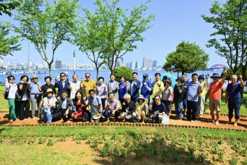 ◇속초시는 12일 청초호유원지 농구장 인근에서 청초호유원지 맨발걷기길 개장식을 개최했다.