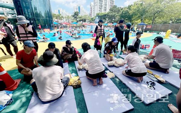 울산시설공단(이사장 김규덕)은 오는 8월 16일과 17일 양일간, 울산대공원 아쿠아시스와 야외물놀이장 이용객을 대상으로 심폐소생술(CPR) 등 응급처치 체험 프로그램을 무료로 운영한다고 밝혔다.