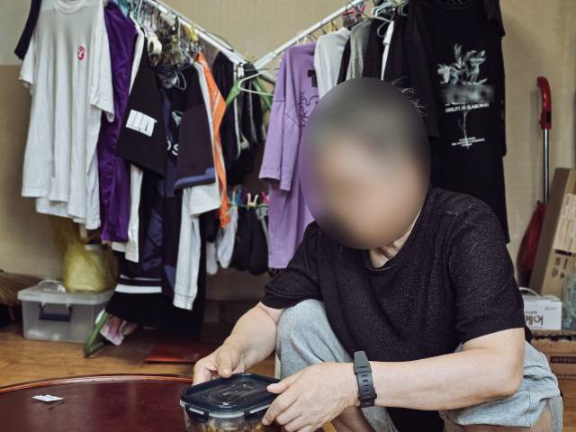 생활고에 시달리며 암 투병 중인 허은숙(65·가명) 씨가 홀로 낡은 집 안에서 부실한 반찬을 꺼내 끼니를 때우려고 하고 있다. 김지효 기자
