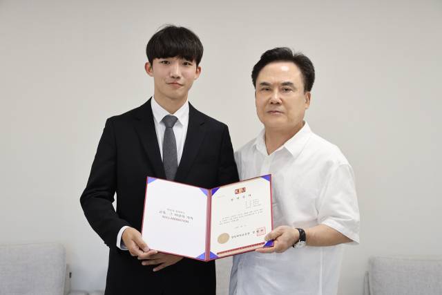 경일대 철도학부 이강산(왼쪽) 학생이 맨손으로 교통사고 현장을 수습해 시민 안전에 기여했다. 경일대 제공