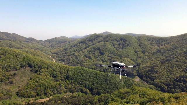 대구 수성알파시티에 본사를 둔 무지개연구소는 드론 제작과 AI 플랫폼 기술을 기반으로 산림청 산불진화 드론 개발과 대구시 UAM 산업 기반 구축 사업에 참여하며 지역 산업 생태계 혁신에 기여하고 있다. 무지개연구소 제공