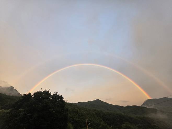 문경시 동로면 수평2리에서 관측한 쌍무지개. /박한구 수평2리 이장 제공