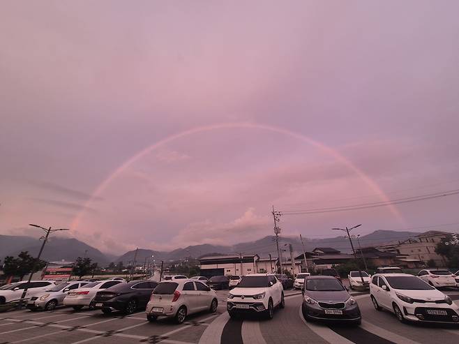 문경시 마성면 외어리에서 관측한 무지개. /시민 이미자씨 제공