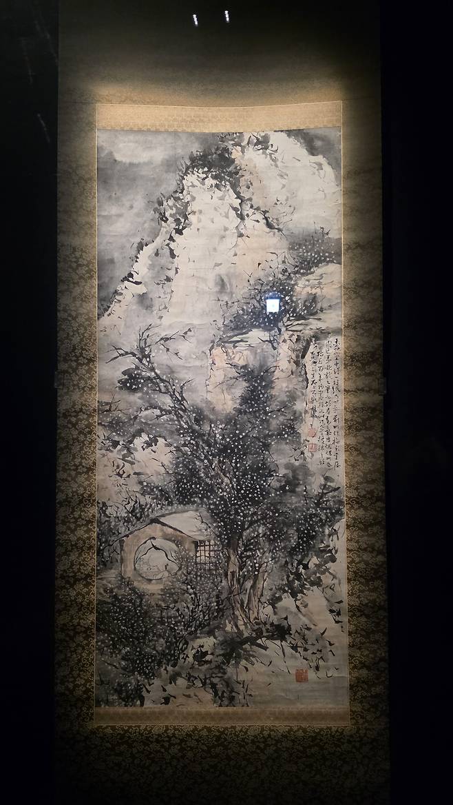 대구간송미술관 2전시실에 홀로 있는 매화서옥 그림이다.