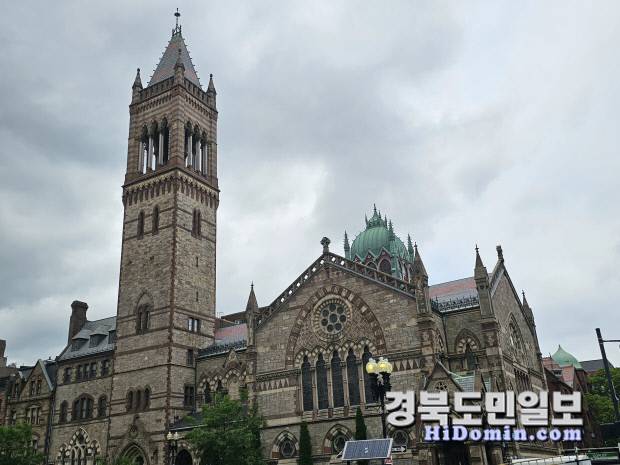 첨탑이 우뚝 솟은 하버드대학교 건물이 고풍스러운 벽돌 외관과 함께 웅장하게 서 있다. 사진=김기포 목사　　