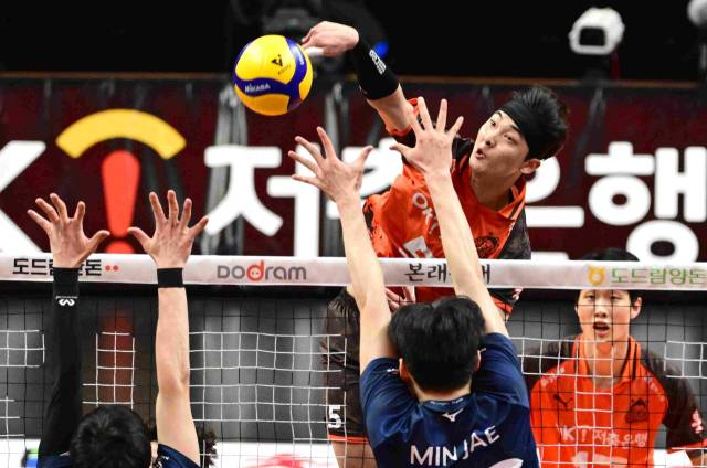OK저축은행 김건우가 지난 시즌 대한항공전에서 강스파이크를 날리고 있다. KOVO 제공