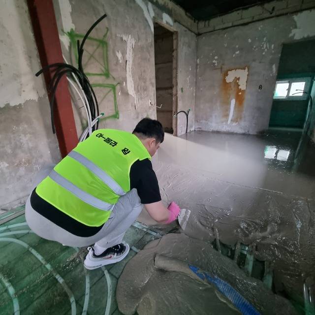 김유솔 이장과 동료들이 만든 청년 공동체 '완망진창'이 빈집을 재정비하고 있다. 김유솔 이장 제공