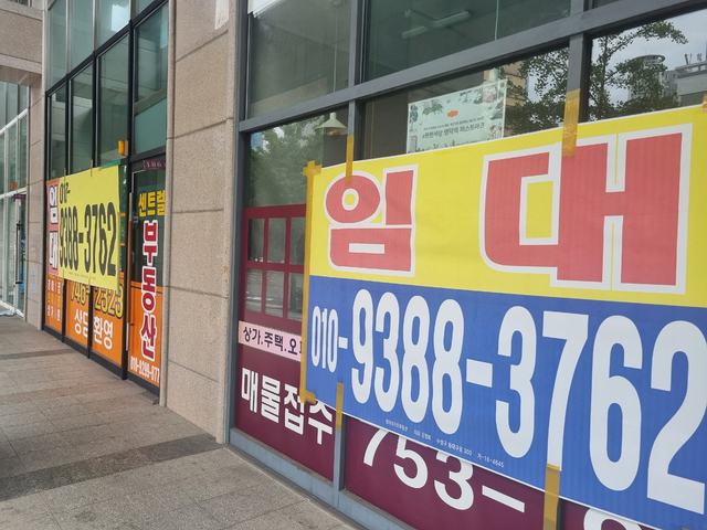 정부의 6·27 대책 이후 대구지역 아파트 시장이 혼조세를 거듭하는 가운데, 수성구 범어동 범어네거리 주변의 부동산중개업소조차 줄줄이 임대 현수막을 내걸고 있다. 김상진 기자