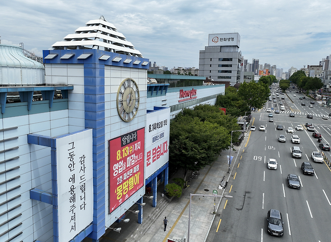 대구 서구 내당동 홈플러스 내당점 건물 전면에 '8월 13일까지 영업 마감'과 '문 닫습니다'라는 안내 현수막이 내걸려 있다. 서부권 최대 예식장이었던 황제예식장 부지에 들어선 이 점포는 2005년 4월 19일 까르푸 내당점으로 문을 연 뒤 홈에버를 거쳐 홈플러스로 전환돼, 20년 4개월간 영업을 이어오다 폐점한다. 이현덕기자 lhd@yeongnam.com