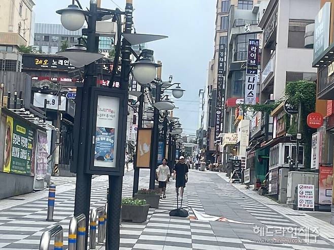 지난 2분기(4~6월) 제주지역의 내수 지표는 극히 부진한 것으로 나타났다. 사진은 한산한 분위기를 자아내는 제주시 연동 누웨마루 거리. ⓒ헤드라인제주