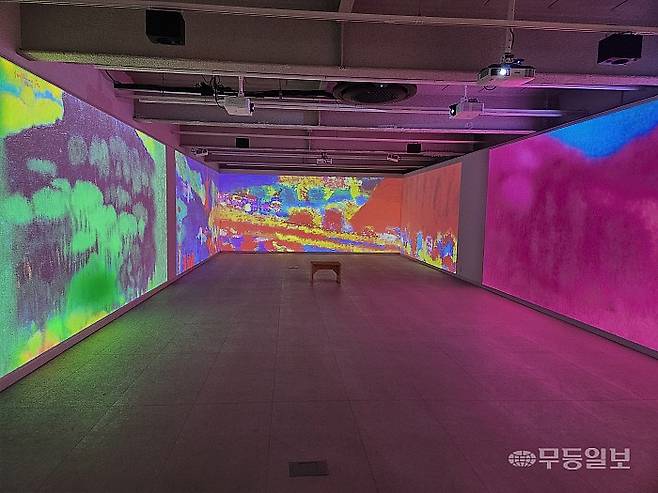 동곡뮤지엄의 '점·선·면·색-추상미술의 경계 확장'전에서는 진양욱 화백의 회화와 진시영 작가의 미디어아트 협업을 볼 수 있다.