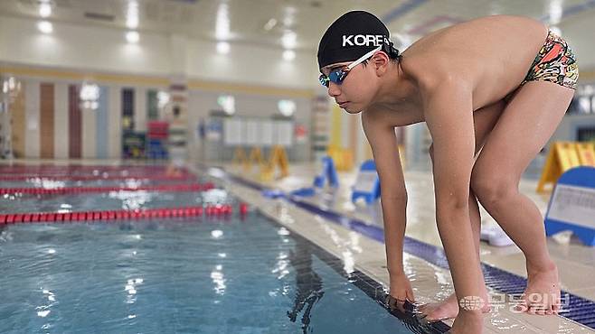 사창초 정근민(6년)이 장성에 위치한 한 실내 수영장에서 입수를 준비하는 모습. 한경국기자