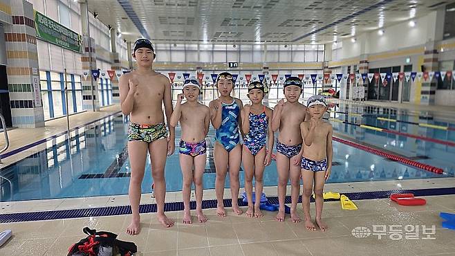 사창초 정근민(왼쪽 첫번째)이 장성에 위치한 한 실내 수영장에서 후배들과 선전을 다짐하고 있는 모습. 한경국기자