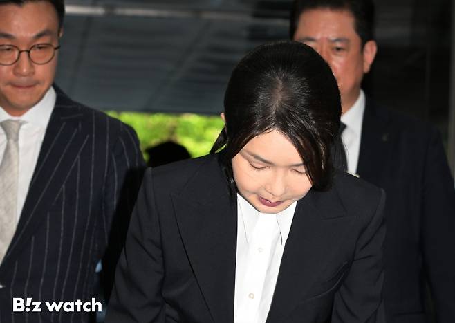 자본시장법 위반, 정치자금법 위반, 특정범죄 가중처벌법상 알선 수재 혐의를 받고 있는 김건희 여사가 12일 오전 서울 서초구 서울중앙지방법원에 영장실질심사를 받기 위해 출석하며 고개숙여 인사하고 있다. 2025.08.12 사진공동취재단