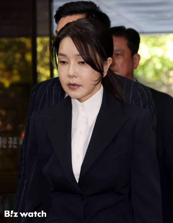 자본시장과 금융투자업에 관한 법률 위반, 정치자금법 위반, 특정범죄 가중처벌 등에 관한 법률 위반(알선수재) 등의 혐의를 받는 윤석열 전 대통령 부인 김건희 씨가 12일 오전 서울 서초구 서울중앙지법에서 열린 구속 전 피의자 심문(영장실질심사)에 출석하고 있다. 2025.08.12 사진공동취재단