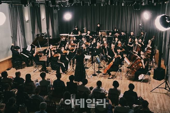 지난달 31일 서울 종로구 대학로 예술가의집 다목적홀에서 열린 ‘2025 줄라이 페스티벌’ 폐막 공연의 한 장면. (사진=더하우스콘서트)