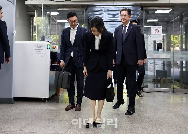 자본시장과 금융투자업에 관한 법률 위반, 정치자금법 위반, 특정범죄 가중처벌 등에 관한 법률 위반(알선수재) 등의 혐의를 받는 윤석열 전 대통령 부인 김건희 씨가 12일 오전 서울 서초구 서울중앙지법에서 열린 구속 전 피의자 심문(영장실질심사)에 출석하며 인사하고 있다. (사진=공동취재단)