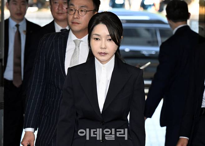자본시장과 금융투자업에 관한 법률 위반, 정치자금법 위반, 특정범죄 가중처벌 등에 관한 법률 위반(알선수재) 등의 혐의를 받는 윤석열 전 대통령 부인 김건희 씨가 12일 오전 서울 서초구 서울중앙지법에서 열린 구속 전 피의자 심문(영장실질심사)에 출석하고 있다. (사진=공동취재단)