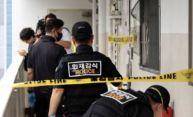 12일 대구 동구 신천동 아파트 화재 현장에서 대구경찰청 과학수사대와 국과수, 소방 등 관계자들이 합동 감식을 위해 이동하고 있다. (사진=뉴시스)