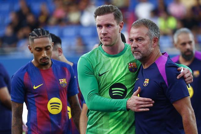 FC바르셀로나의 한지 플릭 감독(맨 오른쪽)