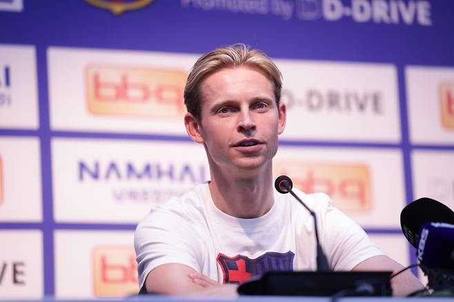 31일 서울월드컵경기장에서 열린 FC서울과 경기 후 기자회견에서 질의응답하는 FC바르셀로나의 프렌키 더 용