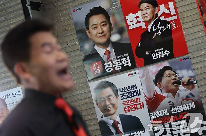 국민의힘 전당대회 합동연설회 야유 사태를 일으킨 전한길 씨가 11일 오후 서울 여의도 국민의힘 당사에서 최고위원 선거에 출마한 김근식 후보에 대한 징계 요구서를 제출하며 입장을 밝히고 있다. 2025.8.11/뉴스1 ⓒ News1 오대일 기자