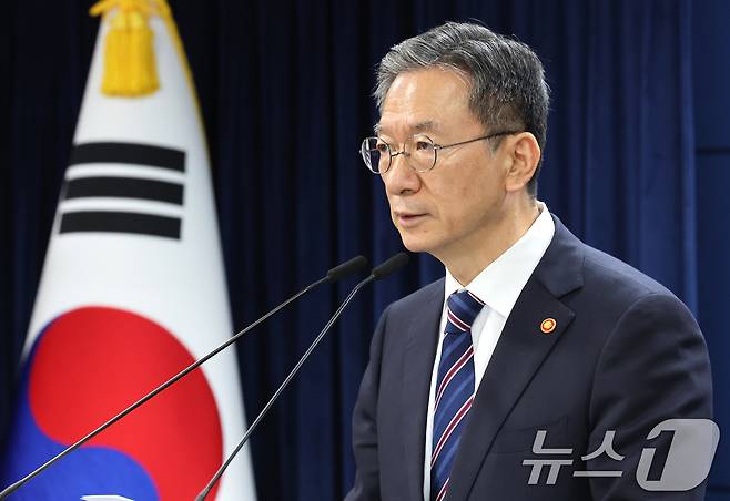 정성호 법무부 장관이 11일 오후 서울 종로구 정부서울청사에서 8·15 광복절 특별 사면 명단을 발표하고 있다.  2025.8.11/뉴스1 ⓒ News1 임세영 기자