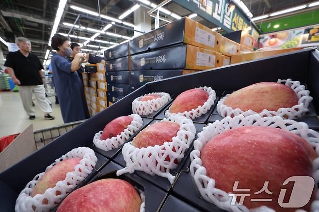 서울 서초구 하나로마트 양재점에서 시민들이 추석 선물세트를 고르고 있다. 2024.9.8/뉴스1 ⓒ News1 신웅수 기자