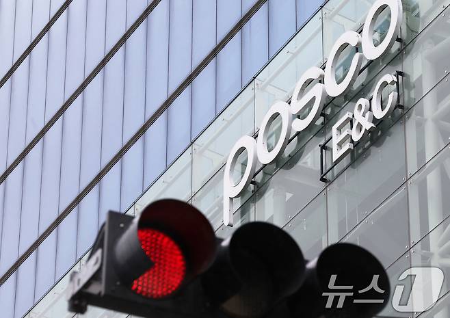 6일 인천 연수구 송도국제도시에 위치한 포스코이앤씨 송도사옥 앞 신호등에 빨간불이 켜져 있다. 이재명 대통령은 포스코이앤씨 공사 현장에서 잇따라 인명사고가 발생한 것에 대해 건설면허 취소·공공입찰 금지 방안을 검토하라고 지시했다. 2025.8.6/뉴스1 ⓒ News1 장수영 기자