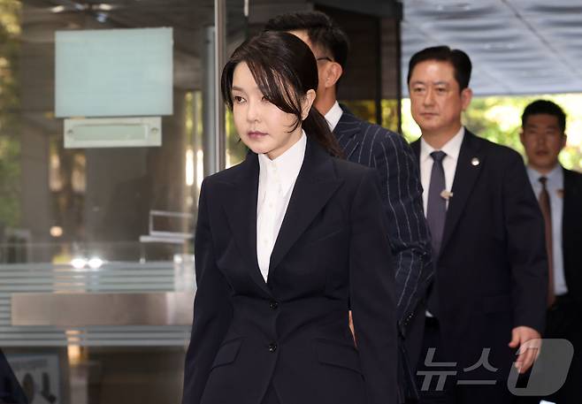자본시장과 금융투자업에 관한 법률 위반, 정치자금법 위반, 특정범죄 가중처벌 등에 관한 법률 위반(알선수재) 등의 혐의를 받는 윤석열 전 대통령 부인 김건희 씨가 12일 오전 서울 서초구 서울중앙지법에서 열린 구속 전 피의자 심문(영장실질심사)에 출석하고 있다. 2025.08.12 사진공동취재단 ⓒ News1 사진공동취재단