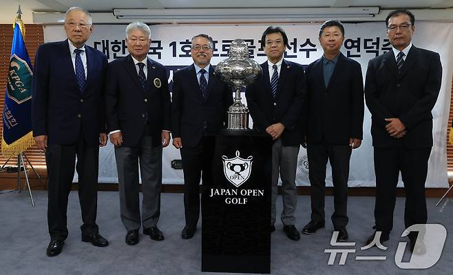 12일 오전 서울 중구 태평로 한국프레스센터 서울클럽홀에서 열린 대한민국 1호 프로골프 선수 고 연덕춘 고문 일본오픈 트로피 복원 기념식에서 류진 풍산그룹 회장(왼쪽부터)과 문홍식 KPGA 고문, 김원섭 KPGA 회장, 야마나카 히로시 일본골프협회(JGA) 최고 운영 책임자, 강형모 KGA 회장, 고 연덕춘 고문의 이손 문성욱 KPGA 프로가 기념 촬영을 하고 있다. 2025.8.12/뉴스1 ⓒ News1 박정호 기자