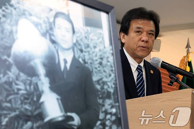 야마나카 히로시 일본골프협회(JGA) 최고 운영 책임자가 12일 오전 서울 중구 태평로 한국프레스센터 서울클럽홀에서 열린 대한민국 1호 프로골프 선수 고 연덕춘 고문 일본오픈 트로피 복원 기념식에서 축사를 하고 있다. 2025.8.12/뉴스1 ⓒ News1 박정호 기자