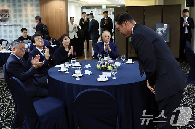 고 연덕춘 고문의 이손 문성욱 KPGA 프로가 12일 오전 서울 중구 태평로 한국프레스센터 서울클럽홀에서 열린 대한민국 1호 프로골프 선수 고 연덕춘 고문 일본오픈 트로피 복원 기념식에서 인사를 하고 있다. 2025.8.12/뉴스1 ⓒ News1 박정호 기자