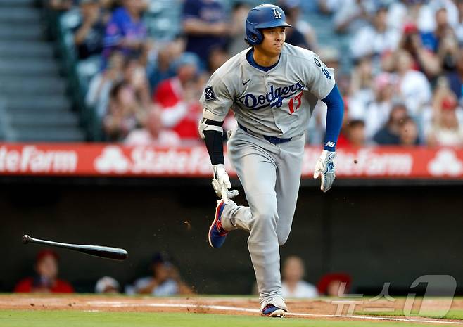 LA 다저스 오타니 쇼헤이가 12일(한국시간) 열린 2025 메이저리그 LA 에인절스전에서 8회초 시즌 42호 1점 홈런을 터뜨렸다. ⓒ AFP=뉴스1