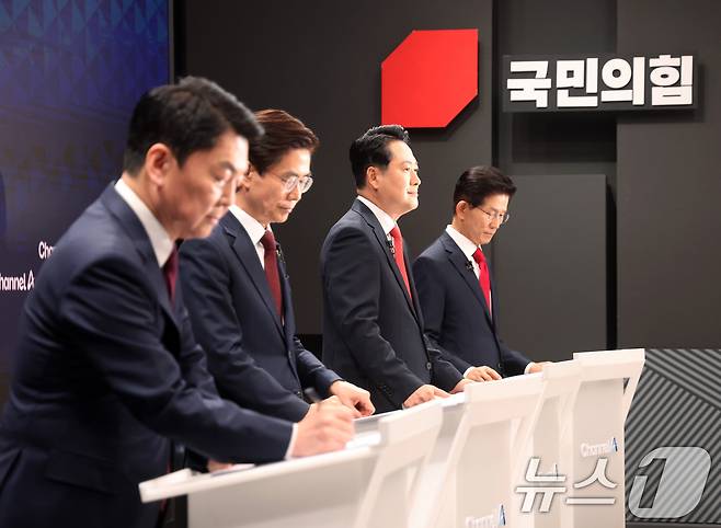 안철수(왼쪽부터), 조경태, 장동혁, 김문수 국민의힘 당대표 후보가 10일 오후 서울 종로구 채널A스튜디오에서 8·22 전당대회를 앞두고 당권주자 간 첫 방송토론회 준비를 하고 있다. 2025.8.10/뉴스1 ⓒ News1 국회사진기자단