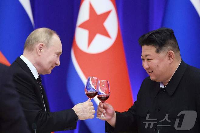 2024년 6월 19일 평양에서 만난  김정은 북한 노동당 총비서와 블라디미르 푸틴 러시아 대통령.  2024.06.19 ⓒ AFP=뉴스1 ⓒ News1 우동명 기자