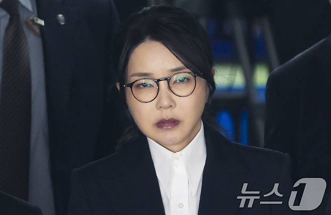 윤석열 전 대통령 부인 김건희 여사가 12일 오후 서울 서초구 서울중앙지법에서 열린 구속 전 피의자 심문(영장실질심사)를 마치고 나오고 있다. 2025.08.12/뉴스1 ⓒ News1 사진공동취재단