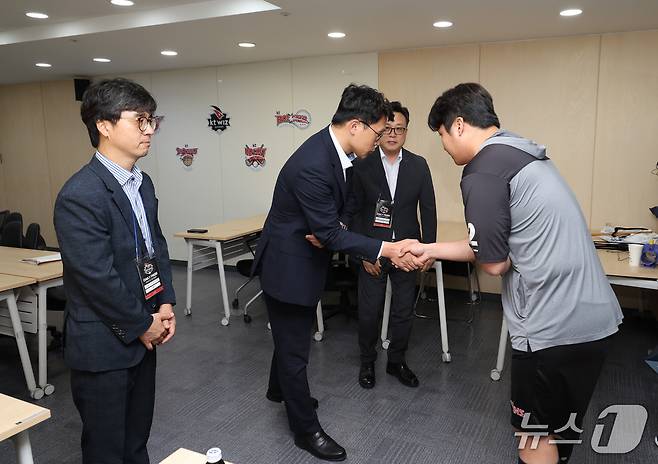 TJB 대전방송이 최근 야구 방송 중계 중 선수를 비하하는 발언으로 논란을 일으켰다. 이에 TJB 고위 관계자가 12일 수원 케이티위즈파크를 방문해 LG 트윈스 문보경(오른쪽)에게 직접 사과했다. (LG 트윈스 제공)