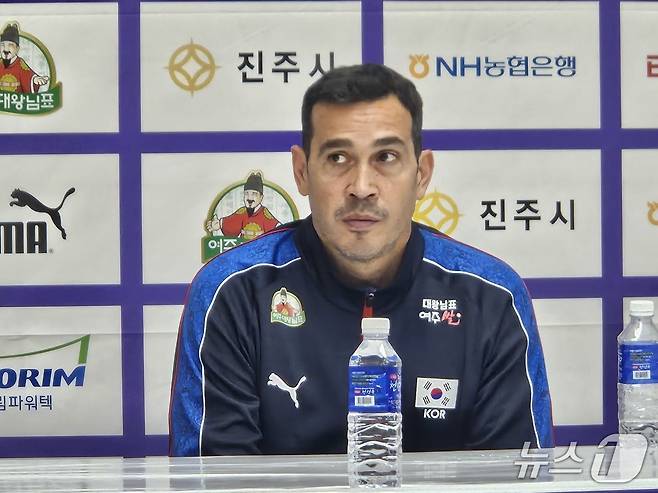 모랄레스 여자배구대표팀 감독 ⓒ News1 안영준 기자