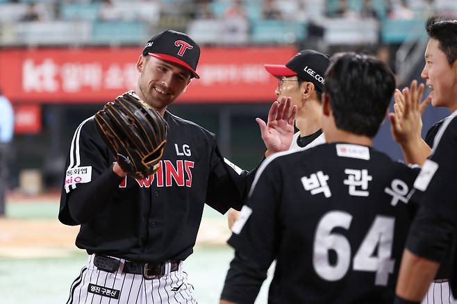 LG 트윈스가 12일 열린 KBO리그 수원 KT 위즈전에서 새 외국인 투수 앤더스 톨허스트(왼쪽)의 7이닝 무실점 호투를 앞세워 11-2로 승리했다. (LG 트윈스 제공)