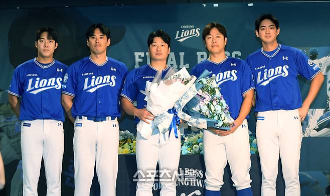 삼성 오승환(가운데)이 7일 인천 연수구 오라카이송도호텔에서 진행된 은퇴 기자회견에서 후배들과 기념촬영을 하고 있다. 왼쪽부터 원태인, 김재윤, 오승환, 강민호, 구자욱. 인천 | 박진업 기자 upandup@sportsseoul.com