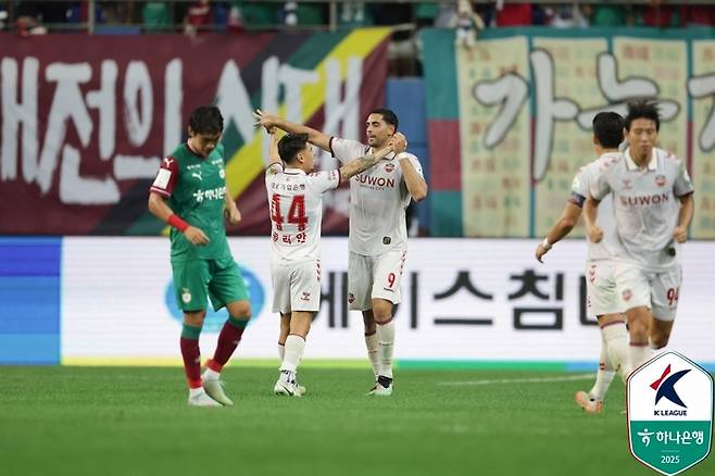 수원FC 싸박(가운데)이 10일 대전전에서 선제골을 넣고 환호하고 있다. 사진 | 한국프로축구연맹