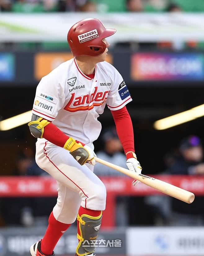 SSG 박성한이 16일 인천 SSG랜더스필드에서 열린 2025 KBO리그 한화와의 경기 1회말 1사 3루 상황에서 한화 선발 와이스를 상대로 1타점 2루타를 치고 있다. 문학 | 박진업 기자 upandup@sportsseoul.com